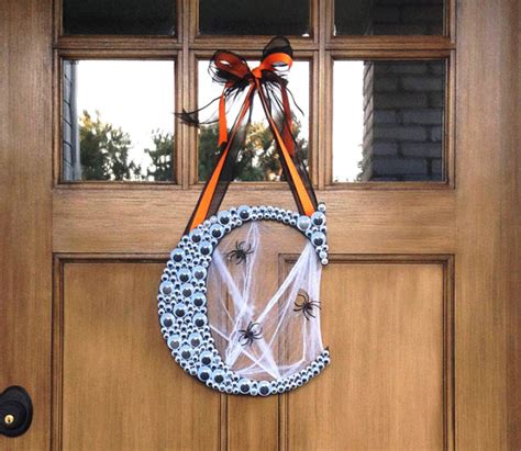 DIY Creepy Googly Eye Halloween Wreath | CraftCuts.com