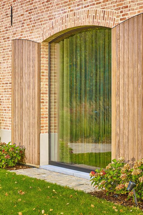 Vlak raam in landelijke stijl | Buitenkant huis, Huis buitenkant, Huis extensies