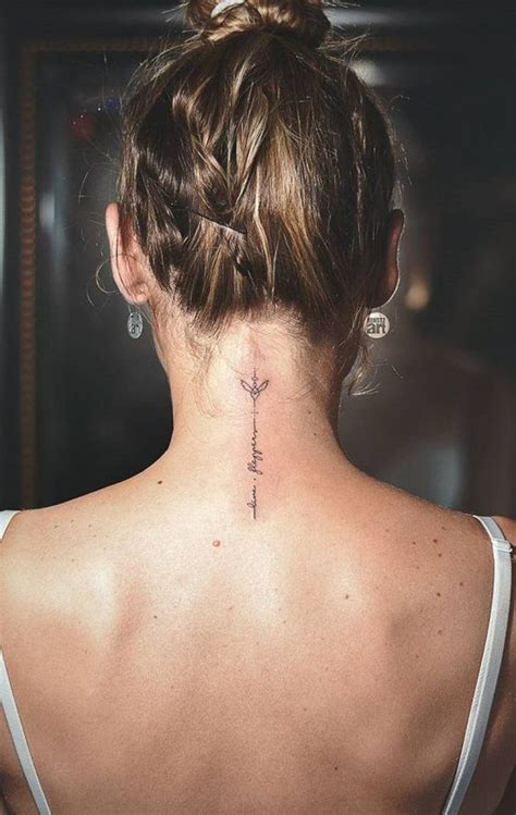 Un tatouage dans le cou, c’est un peu comme un bijou que l’on n’enlève jamais. Délicat, discret ...