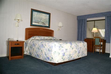 sea-mist-resort-mashpee-cape-cod-master-bedroom - East Coast Condo Rentals