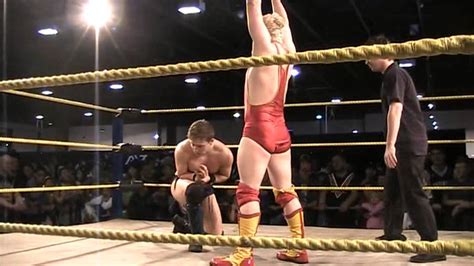 James Shaw Vs. Brook Duncan. Kiss my foot match. Auckland Armageddon expo 2013 - YouTube