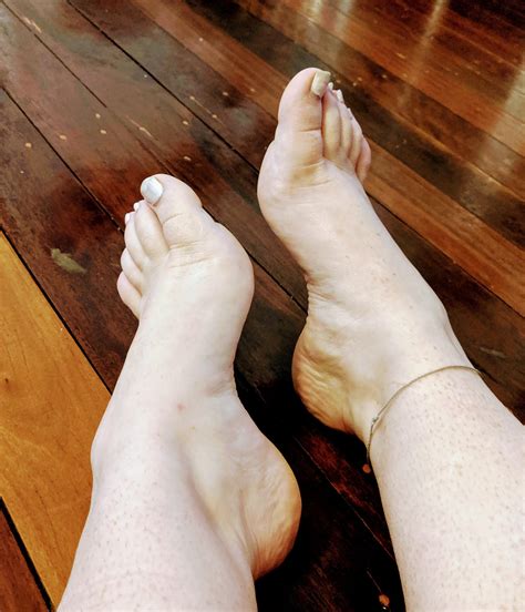 Thoughts on these fine arches? : feetpics