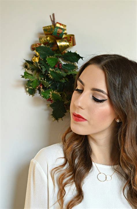 Christmas Party Makeup: Metallic Red Lips, Black Eyeliner and Soft Waves - The Sparkling Cinnamon