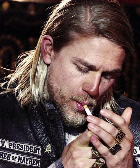 Charlie Hunnam ♥ | Rosto, Carla diaz, Caras bonitos