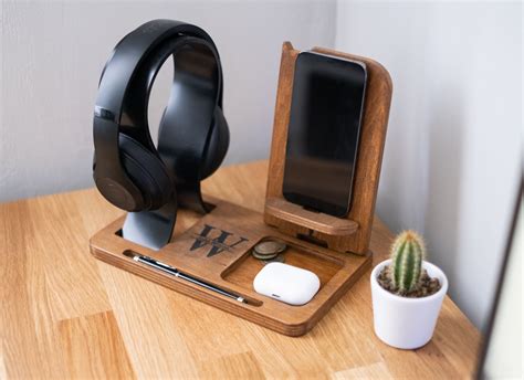 This handmade headphone stand holds your headphones and phone, giving ...