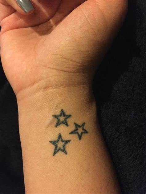 Med Tech. Запись со стены. | Star tattoo on wrist, Tattoo designs wrist, Star tattoo designs