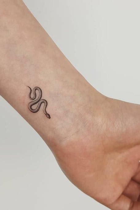 Update 85+ minimalist snake tattoo latest - in.cdgdbentre