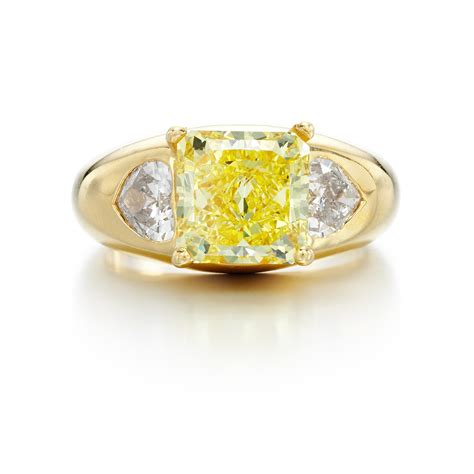 GRAFF | FANCY VIVID YELLOW DIAMOND AND DIAMOND RING | Fine Jewels | Jewellery | Sotheby's