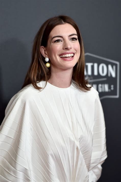 Anne Hathaway Is Still Traumatized From Co-Hosting the Oscars | Observer