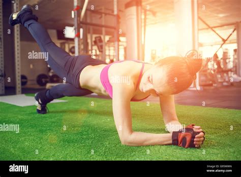 Crossfit woman hi-res stock photography and images - Alamy