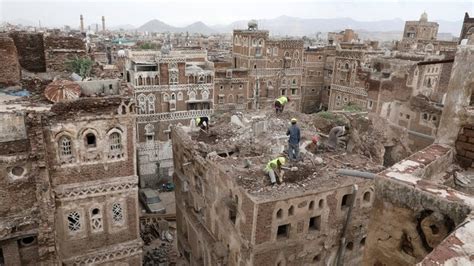 Yemen war: Mud-brick Seiyun Palace 'at risk of collapse' - BBC News