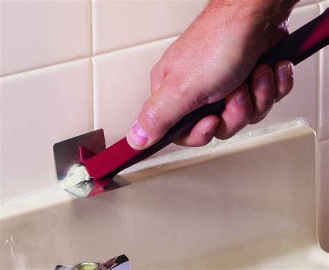 How to Remove Old Caulk From Your Tub