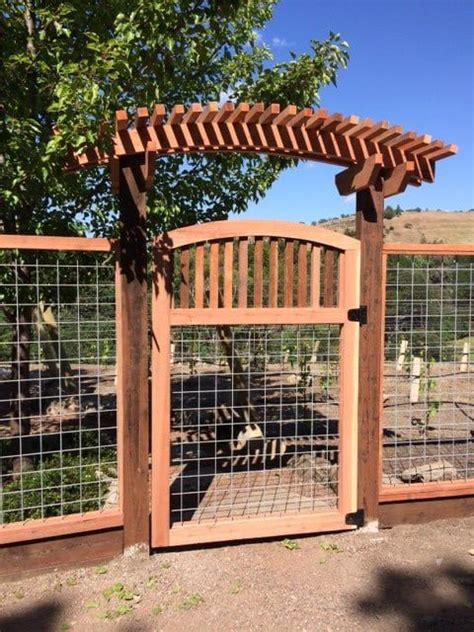 17 Awesome Hog Wire Fence Design Ideas For Your Backyard | Garden gate design, Fence design, Hog ...