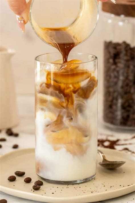 Iced Caramel Macchiato (Starbucks) - Valentina's Corner