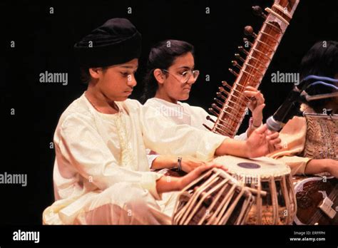 Tabla and sitar hi-res stock photography and images - Alamy