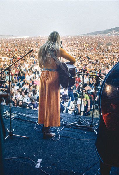 Joni Mitchell performing at the Isle Of Wight Festival in 1970 | Isle ...