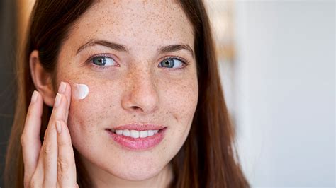 What are topical retinoids and how are they used to treat skin?
