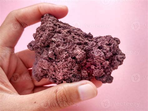 espécimen escoria roca ígnea, color rojo pardusco del volcán rinjani ...