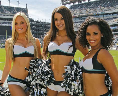 27 Photos Of The Beautiful NFL Cheerleading Squads - Philadelphia Eagles Cheerleaders | Viralscape