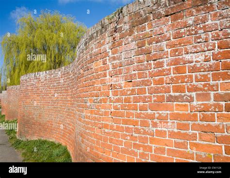 Crinkle crackle brick wall hi-res stock photography and images - Alamy