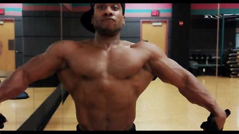 Chris Jones of Physiques Of Greatness Practicing Posing In The Offseason - YouTube