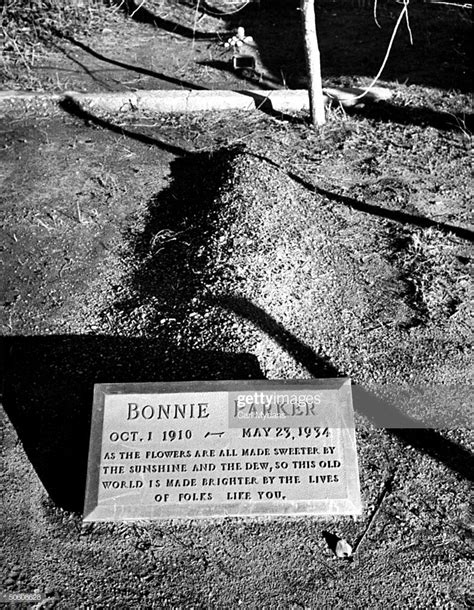 A view showing the tombstone of Bonnie Parker. | Bonnie parker, Bonnie and clyde death, Bonnie ...