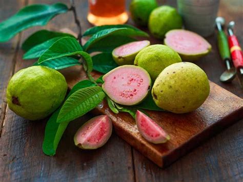 8 Health Benefits of Guava Fruit and Leaves