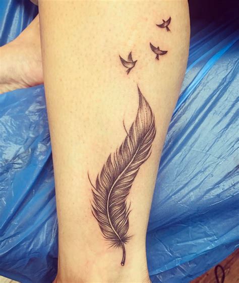 Braclet Tattoo, Quill Tattoo, Feather Tattoo Arm, Feather Tattoo Design, Flower Wrist Tattoos ...