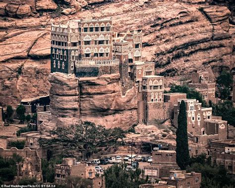 The spectacular five-storey Dar al-Hajar palace in Yemen that 'grows' out of a lofty rock column ...