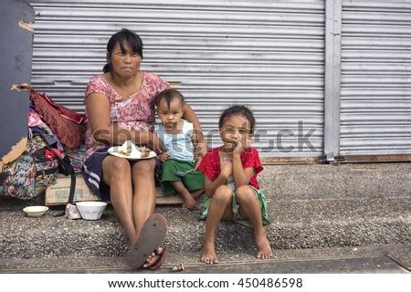 Manila Philippines December 21 2016 Homeless Stock Photo 450486598 ...