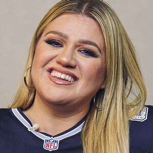 Kelly Clarkson Dons Cowboys Gown As First Female NFL Honors Host - ZergNet