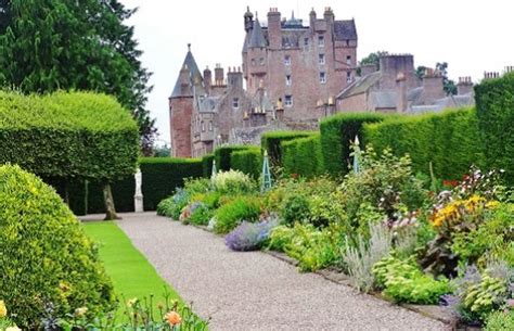 Glamis Castle, Forfar & hotels nearby - Great British Gardens