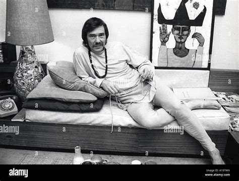 MIKE PRATT UK actor at home in Eaton Place, London in 1970 Stock Photo: 10185248 - Alamy