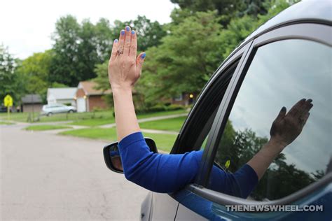 A Simple Guide to Using Hand Signals While Driving [PHOTOS] - The News ...