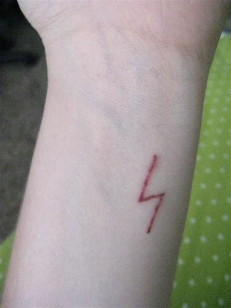 Harry Potter Tattoos (Lightning Bolt Scar). I really love how it looks ...