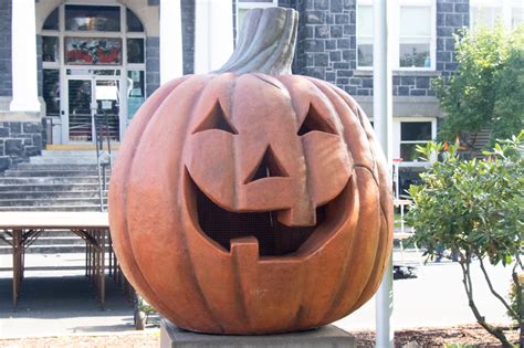 The Disney Channel’s 'Halloweentown' Exists in Real Life… 45 Minutes ...