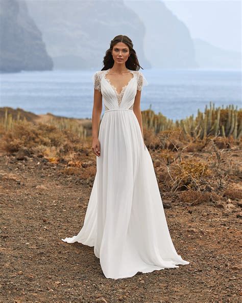 Greek Wedding Dresses: 21 Goddesses Styles + FAQs | Greek wedding dresses, Pronovias wedding ...