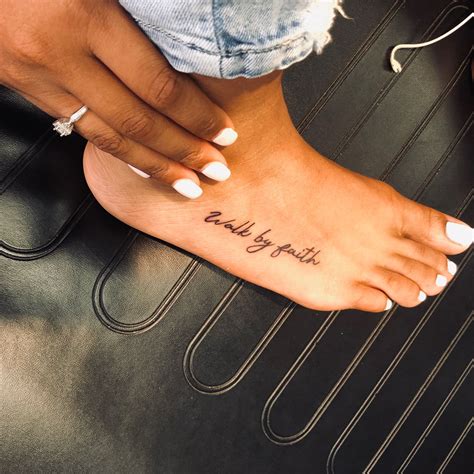 Walk by faith tattoo | Frases para tatuagem, Tatuagem inspiradora, Idéias de tatuagem femininas