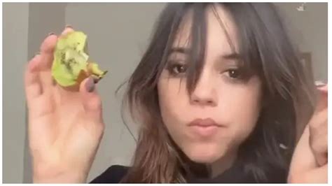 "Eating a kiwi like an apple": Jenna Ortega eats kiwi with skin, fans left confused