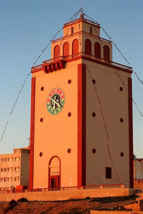 Benghazi lighthouse sets the time for locals