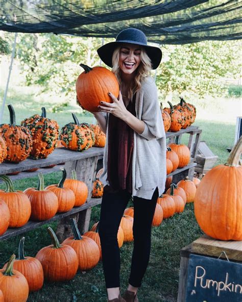 Pumpkin patch outfit. | Fall photoshoot, Pumpkin patch outfit, Pumpkin patch photoshoot