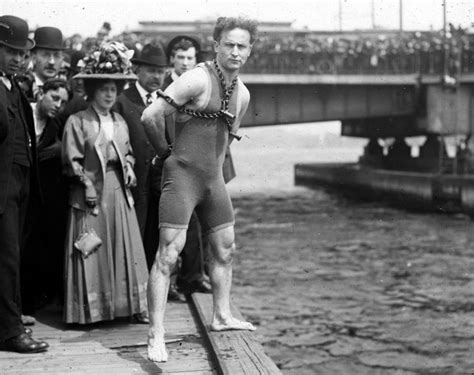 20 Amazing Photographs of Harry Houdini, a Famous Magician and Escape ...