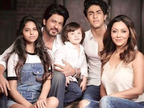 Shah Rukh Khan, Gauri Khan, Aryan Khan, Suhana Khan and AbRam pose for ...