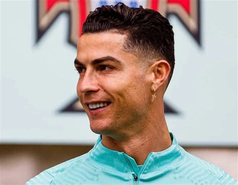 Details 171+ cristiano ronaldo different hairstyles latest - dedaotaonec