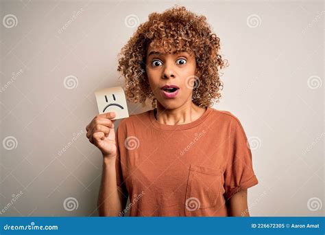 Young African American Woman with Curly Hair Holding Reminder Paper ...