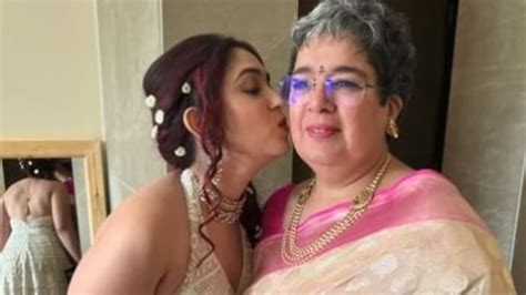 Ira Khan kisses mother Reena Dutta in sweet new pic from pre-wedding ...