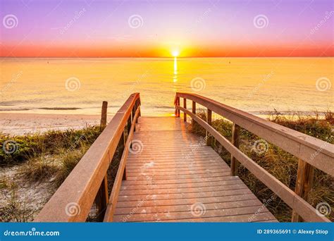 St Pete Beach sunset stock image. Image of evening, perspective - 289365691