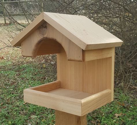 Cedar Platform Feeder - Etsy | Mangeoires pour oiseaux faites maison, Maisons d'oiseaux faites ...