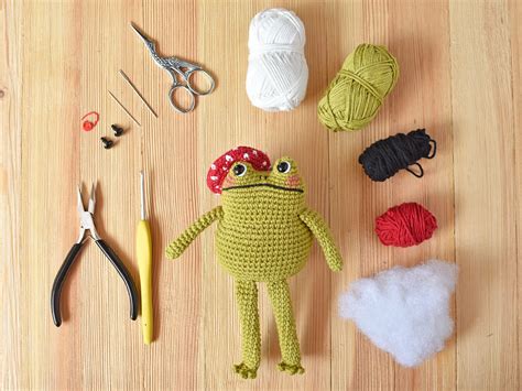 Fancy Frog Amigurumi Crochet Pattern - Tiny Curl Crochet