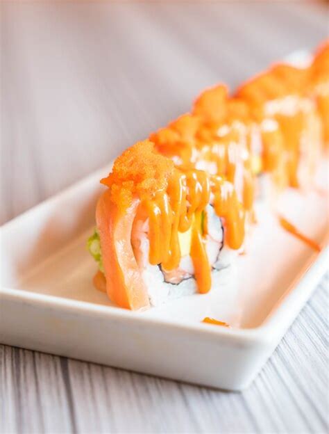 Premium Photo | Salmon sushi roll